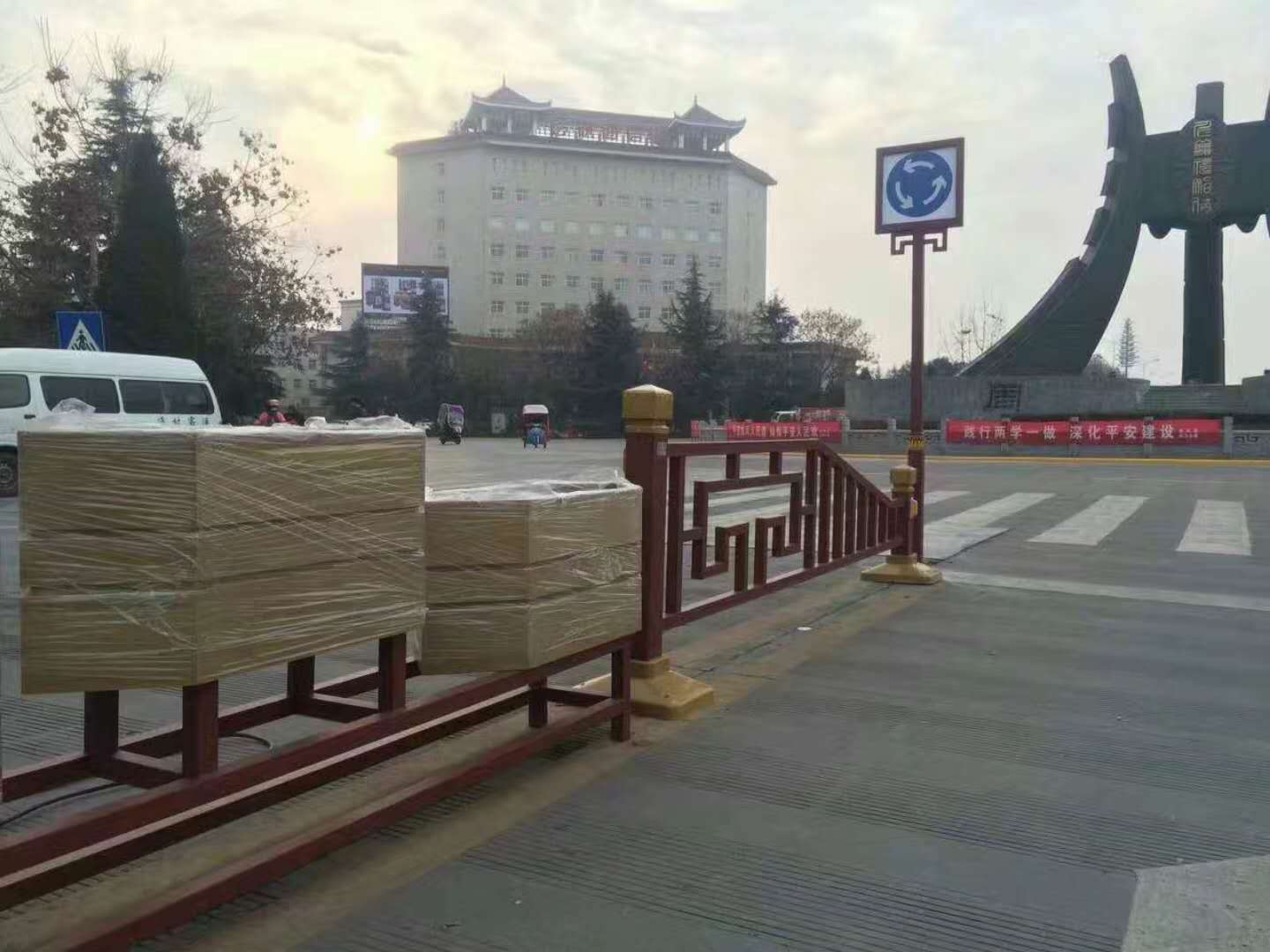 中央隔离带花箱式护栏(图1)